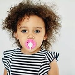 enfant arrête la tétine
